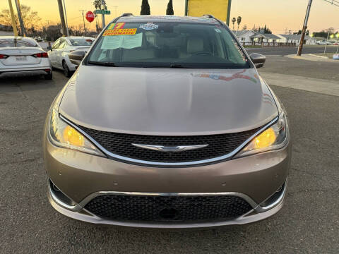 2017 Chrysler Pacifica Touring-L Plus