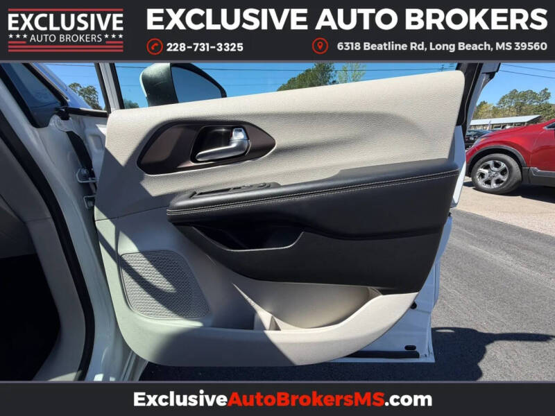 2023 Chrysler Voyager LX