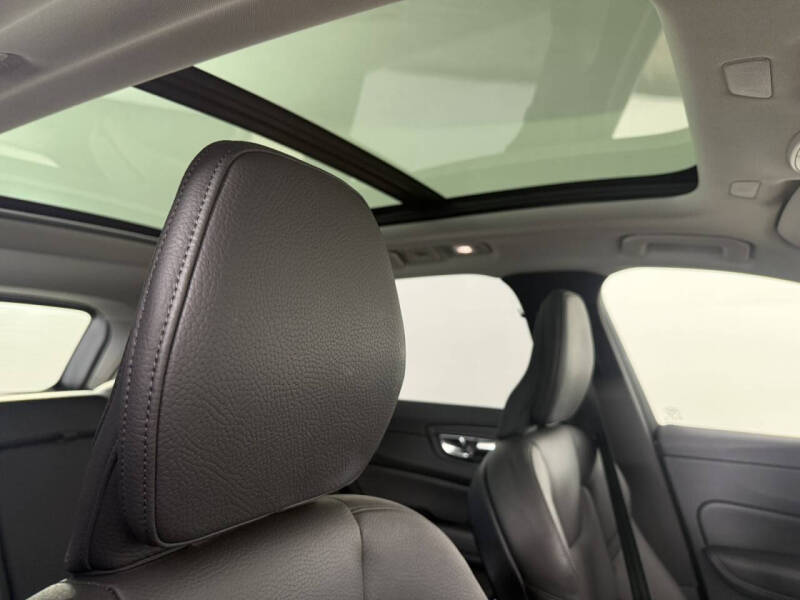 2025 Volvo XC60 B5 Plus Dark Theme