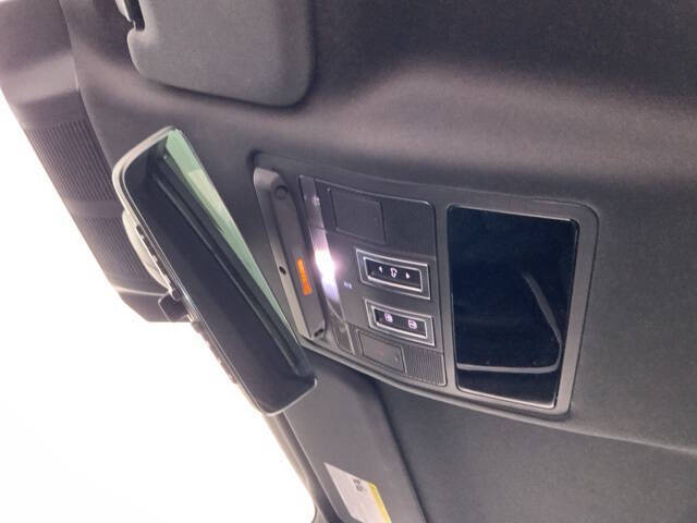 2023 Land Rover Defender 110 V8