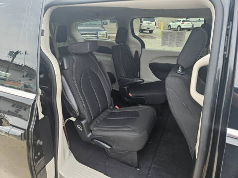 2022 Chrysler Voyager LX