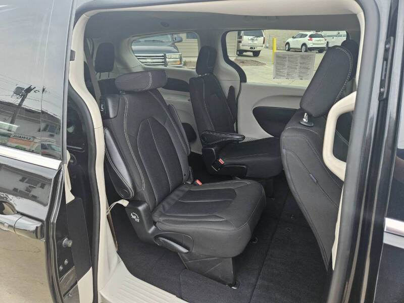 2022 Chrysler Voyager LX