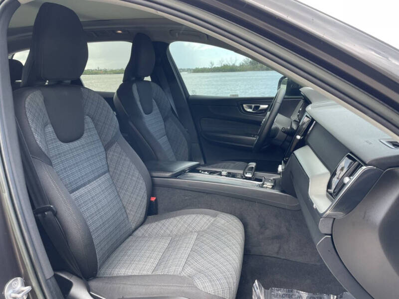 2022 Volvo XC60 B5 Momentum
