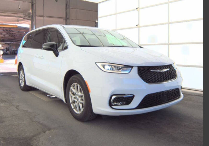 2025 Chrysler Pacifica Select