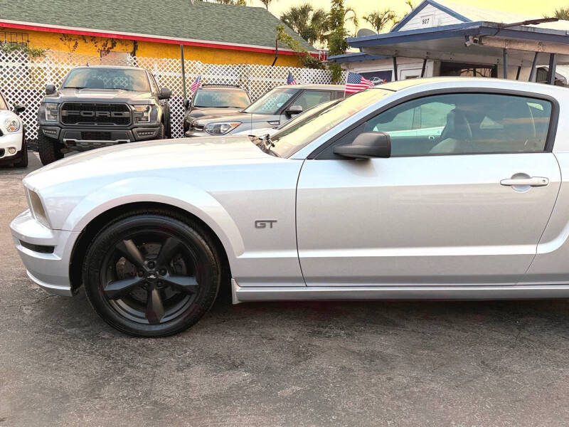 2005 Ford Mustang GT Deluxe