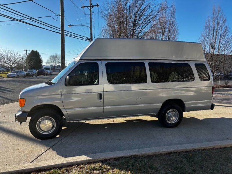 2005 Ford Econoline Wagon XL photo 8