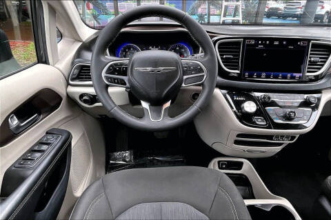 2022 Chrysler Voyager LX