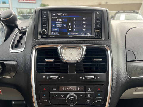 2016 Chrysler Town and Country Touring