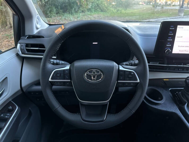 2023 Toyota Sienna XLE 8-Passenger