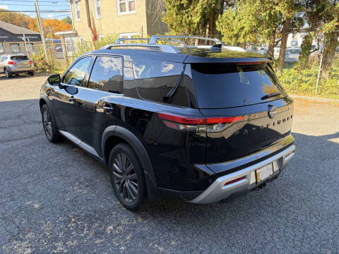 2023 Nissan Pathfinder SL