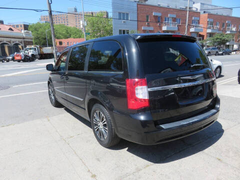 2014 Chrysler Town and Country S