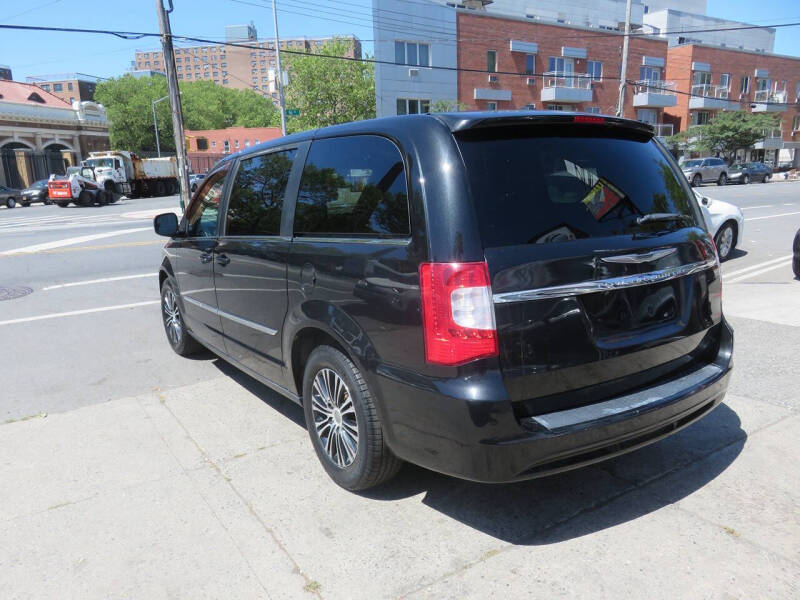 2014 Chrysler Town and Country S