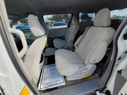 2014 Toyota Sienna LE 8-Passenger