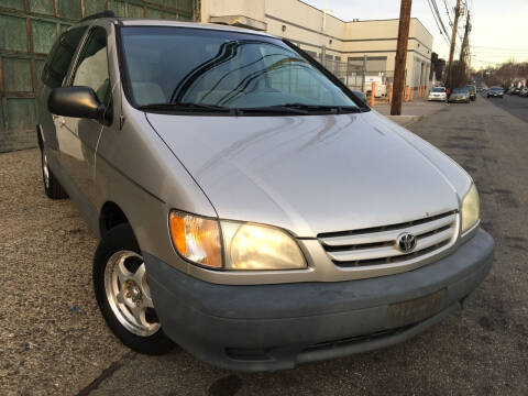 2002 Toyota Sienna for sale at Illinois Auto Sales in Paterson NJ
