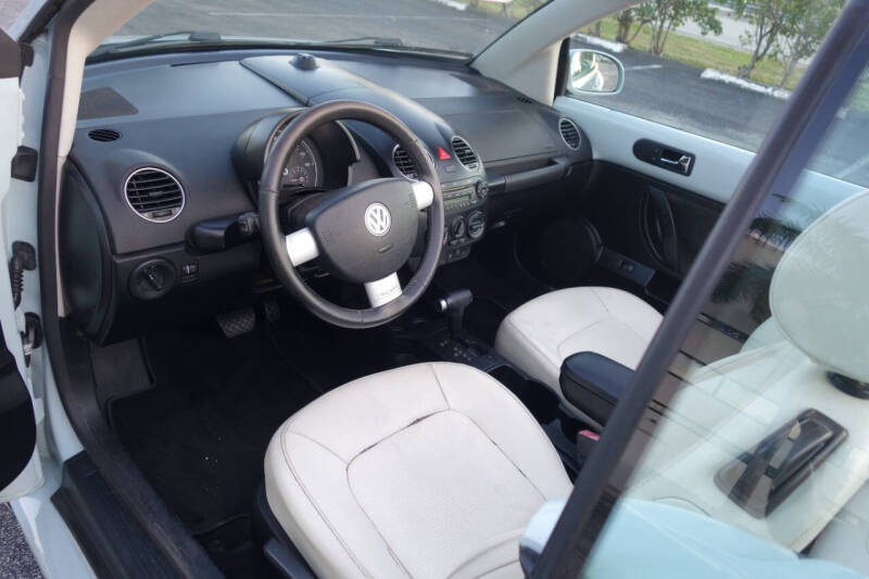 2010 Volkswagen New Beetle Convertible Final Edition PZEV