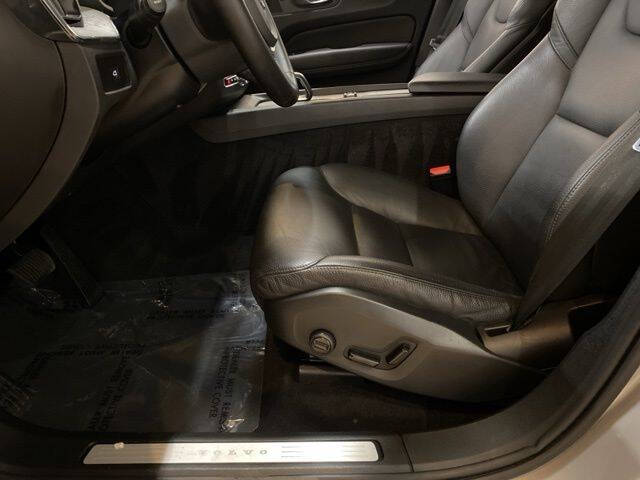 2025 Volvo XC60 B5 Plus Dark Theme