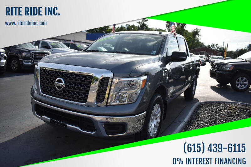 2017 Nissan Titan SV's photo