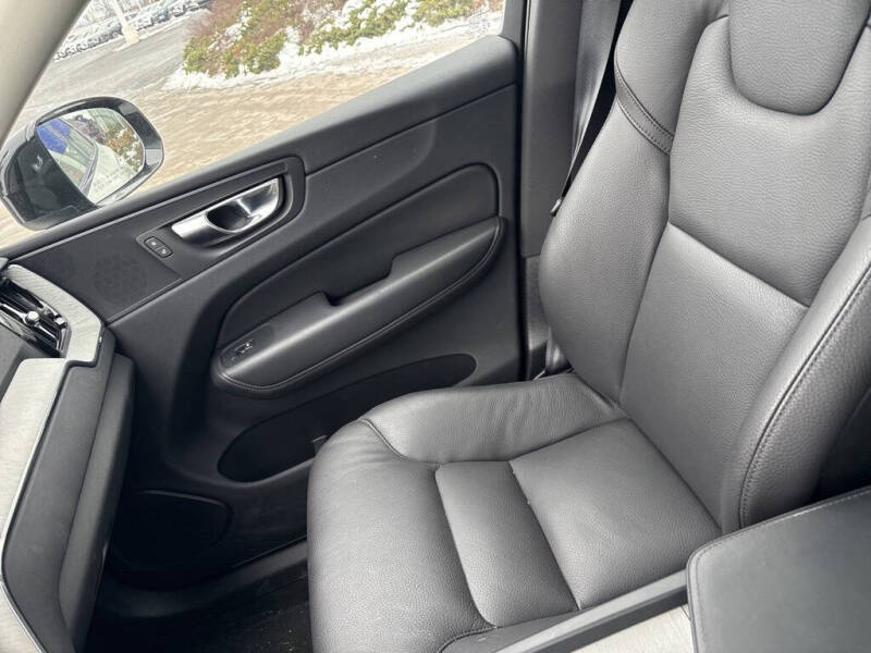 2025 Volvo XC60 B5 Plus Dark Theme