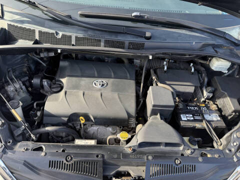 2011 Toyota Sienna LE 7-Passenger Auto Access Seat