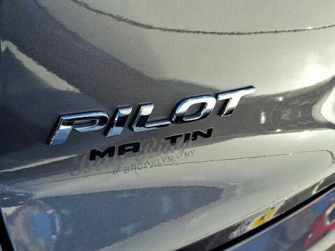 2022 Honda Pilot Touring w/Rear Captain's Chairs