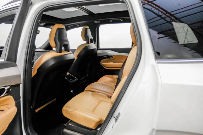 2017 Volvo XC90 T6 Momentum