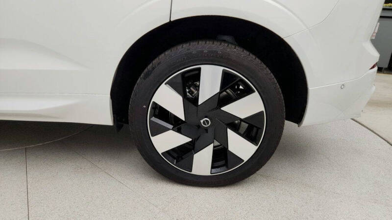 2024 Volvo XC60 Recharge T8 Plus Dark Theme