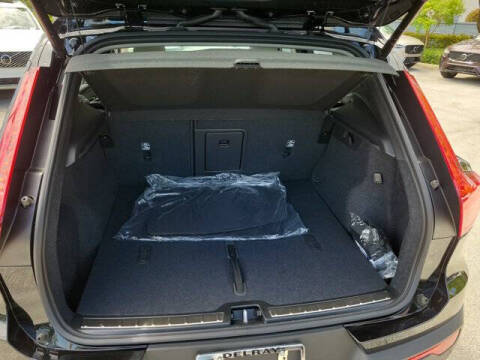 2025 Volvo XC40 B5 Plus Bright Theme