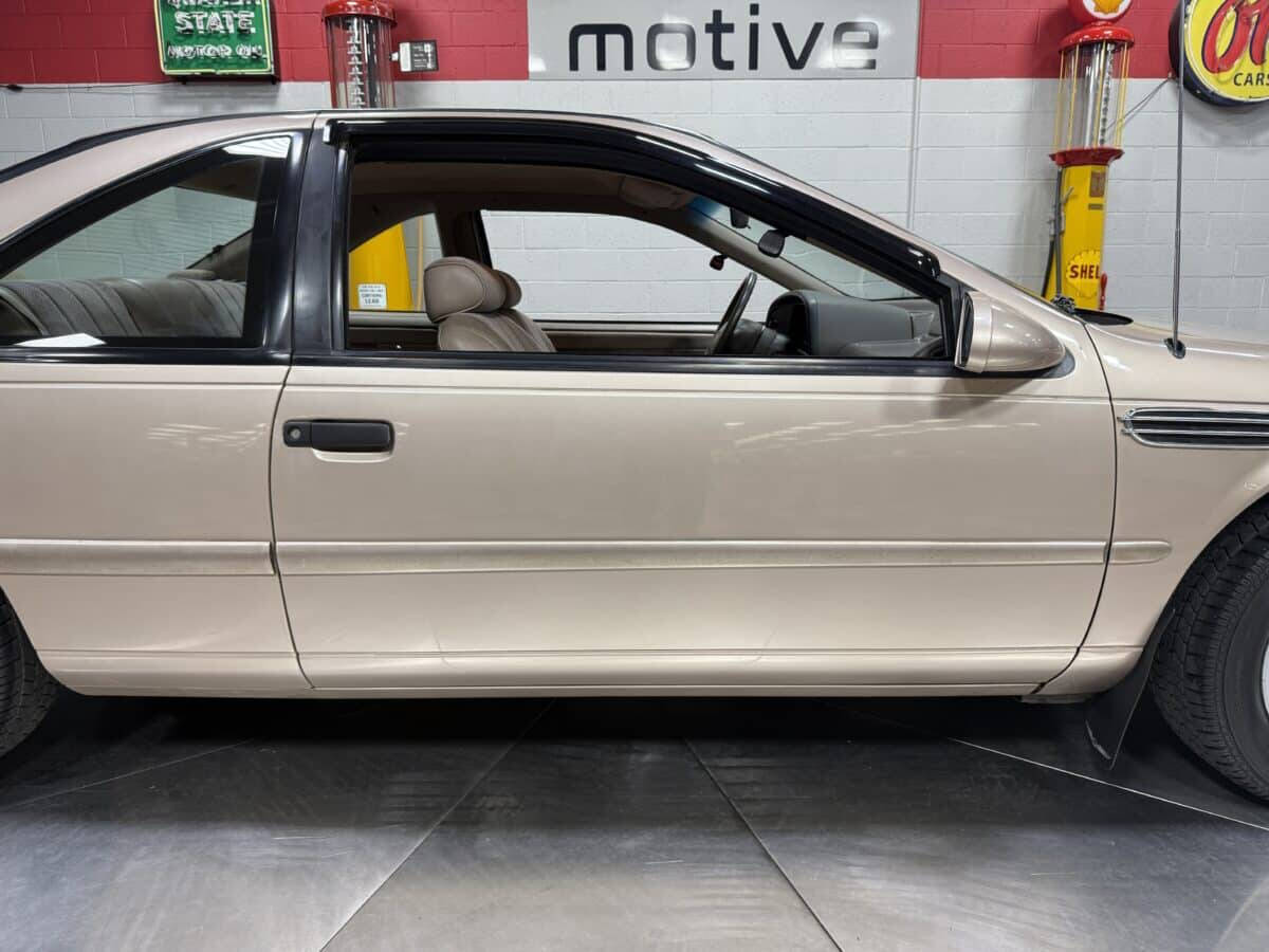 1993 Ford Thunderbird 22