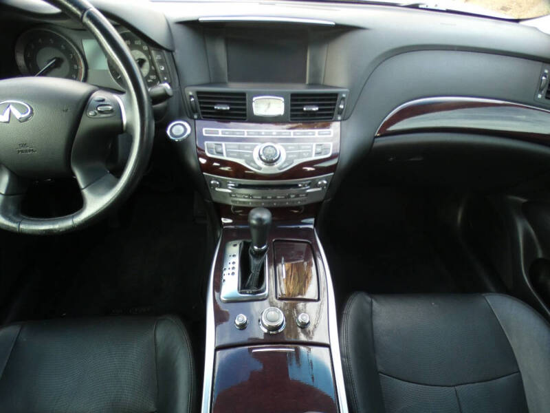 2017 Infiniti Q70 3.7