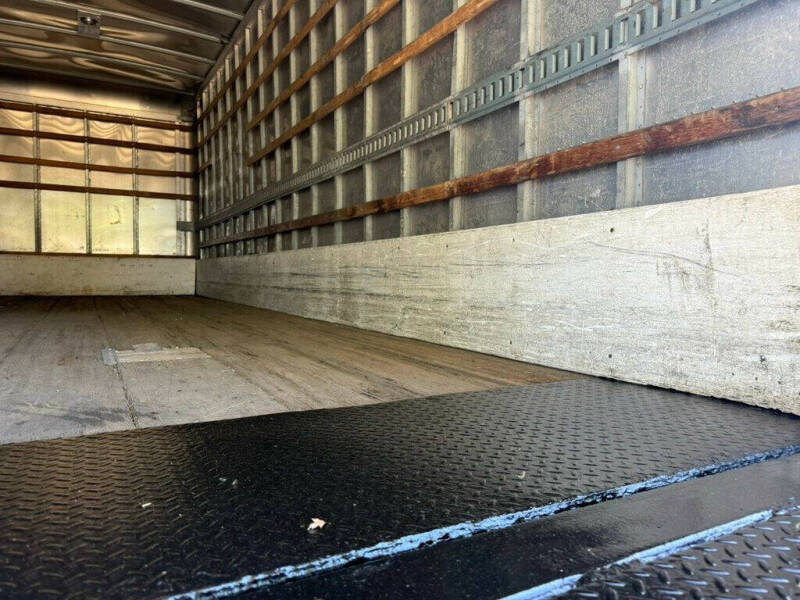 2013 Hino 268 25 FOOT BOX WITH LIFTGATE