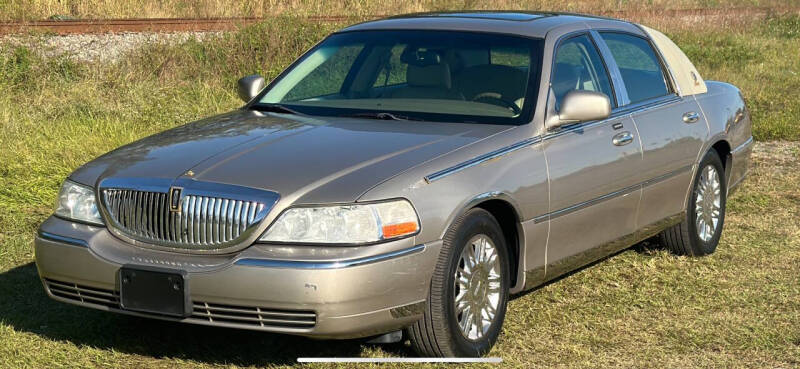 2003 Lincoln Town Car Executive photo 3