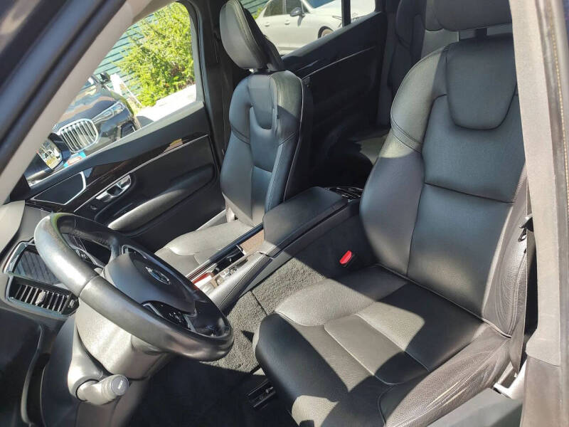 2017 Volvo XC90 T6 Momentum