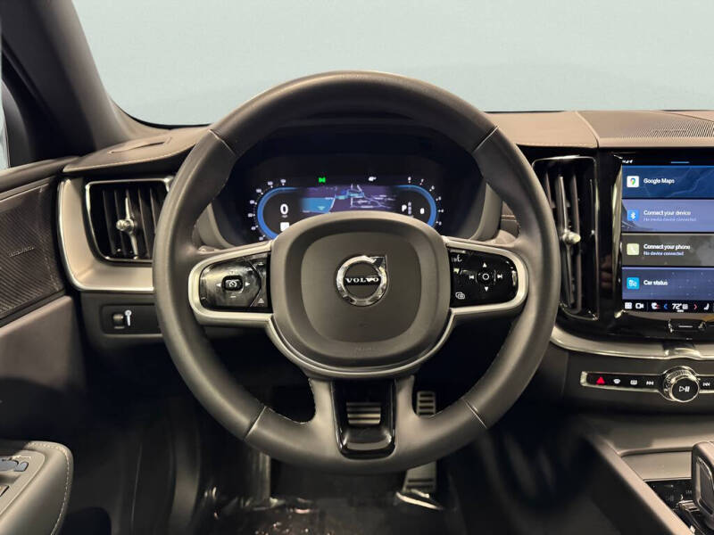 2022 Volvo XC60 B6 R-Design