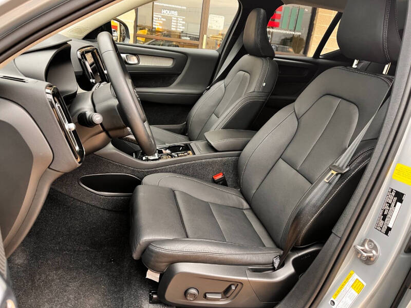 2025 Volvo XC40 B5 Plus Dark Theme