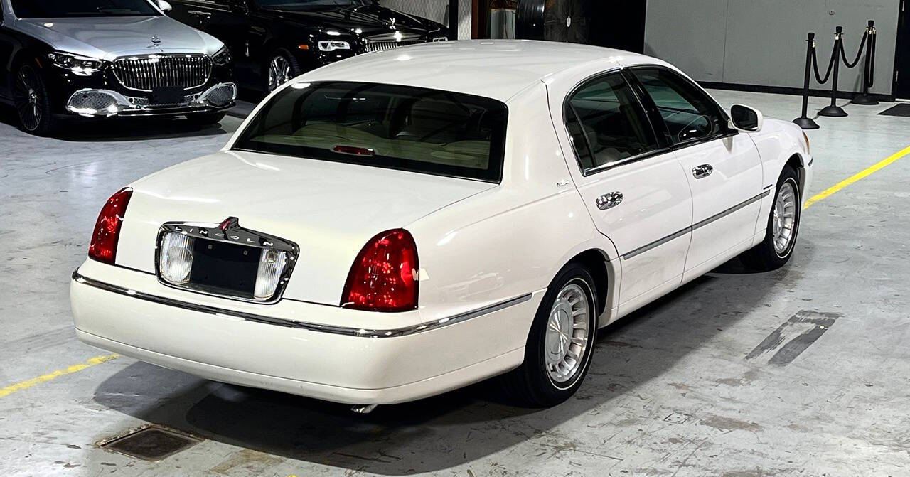 2002 Lincoln Town Car for sale at Carnival Car Company in Victoria, TX