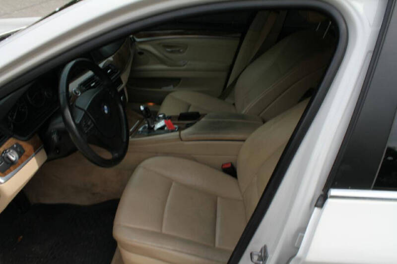 2011 BMW 5 Series 528i