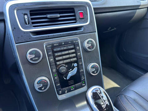 2015 Volvo V60 Cross Country T5