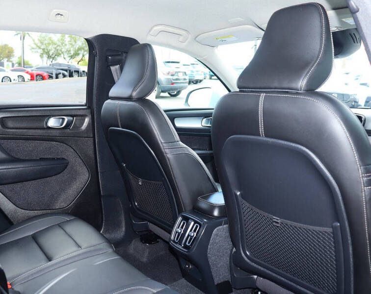 2022 Volvo XC40 T4 Momentum