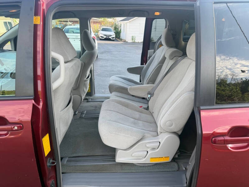 2011 Toyota Sienna LE 8-Passenger