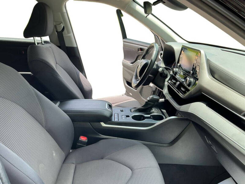 2022 Toyota Highlander LE