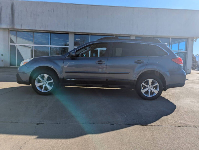 2013 Subaru Outback Premium photo 2