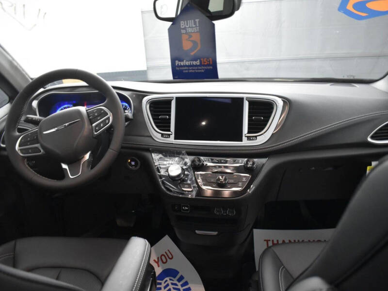 2025 Chrysler Pacifica Select