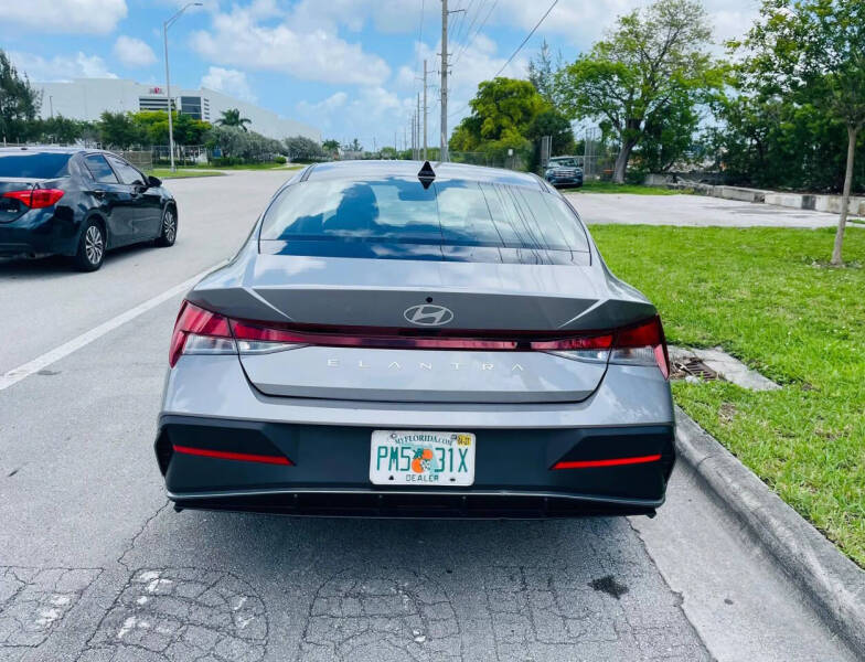 2025 Hyundai Elantra SE