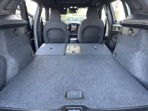 2025 Volvo XC40 B5 Core Bright Theme