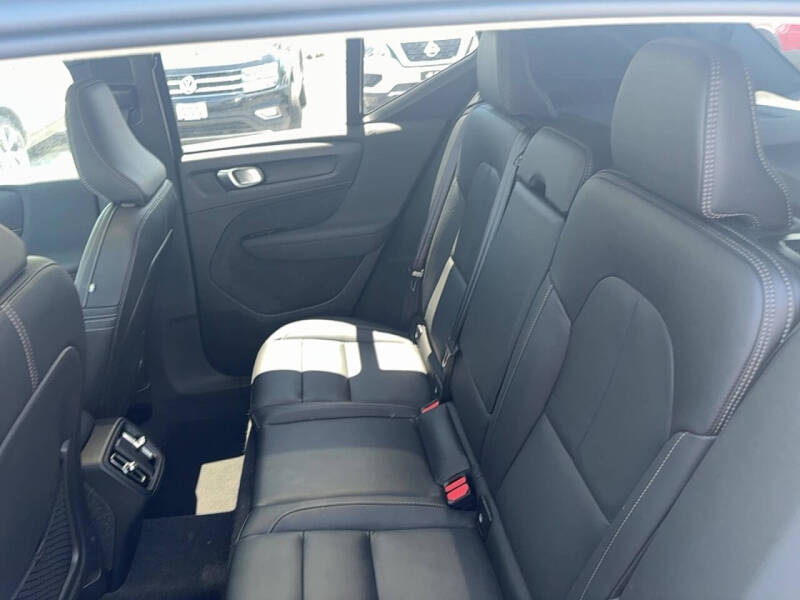 2025 Volvo XC40 B5 Core Bright Theme