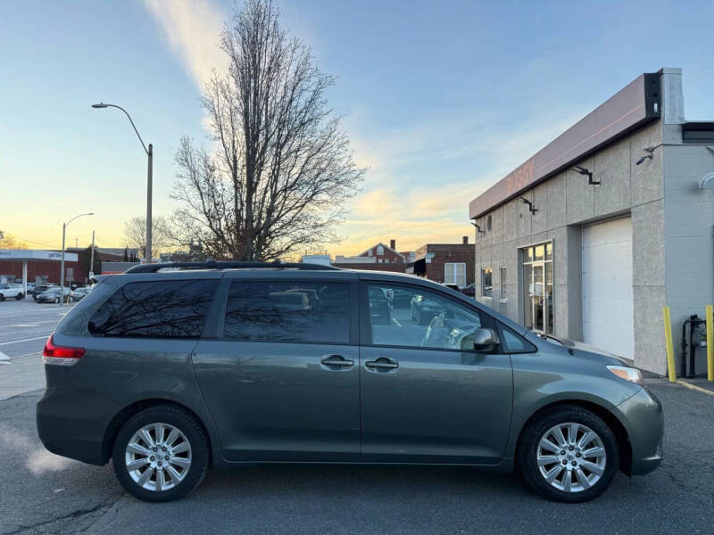 2014 Toyota Sienna LE 7-Passenger