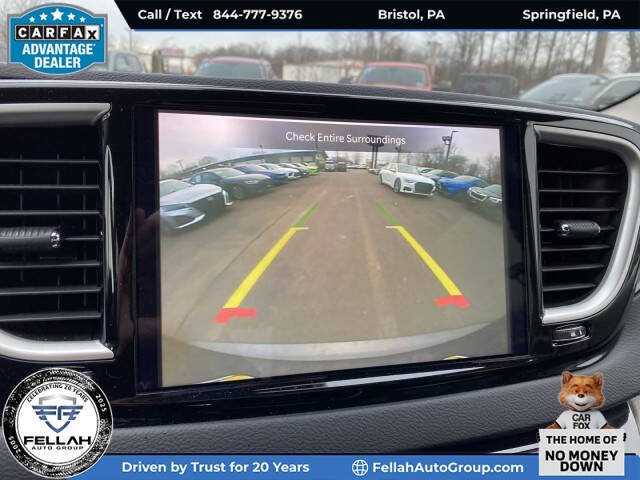 2023 Chrysler Pacifica Touring L's photo