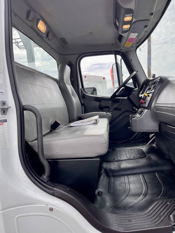 2013 Freightliner M2 106