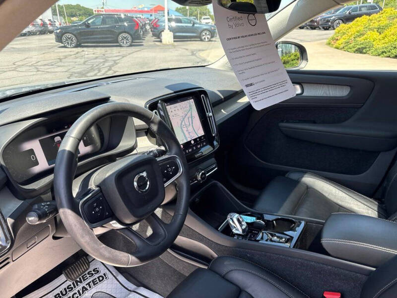 2023 Volvo XC40 B5 Plus Dark Theme