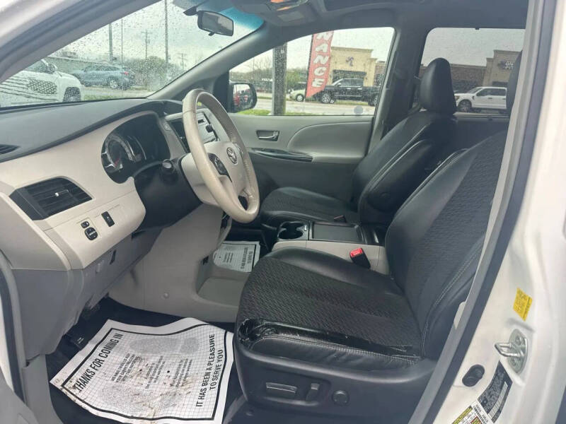2011 Toyota Sienna SE 8-Passenger